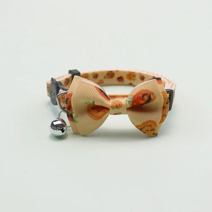 Collana per cuccioli di gattino Cintura con fibbia di sicurezza regolabile Papillon per chihuahua Forniture per animali Collare per gatti Happy Halloween con fiocco a campana