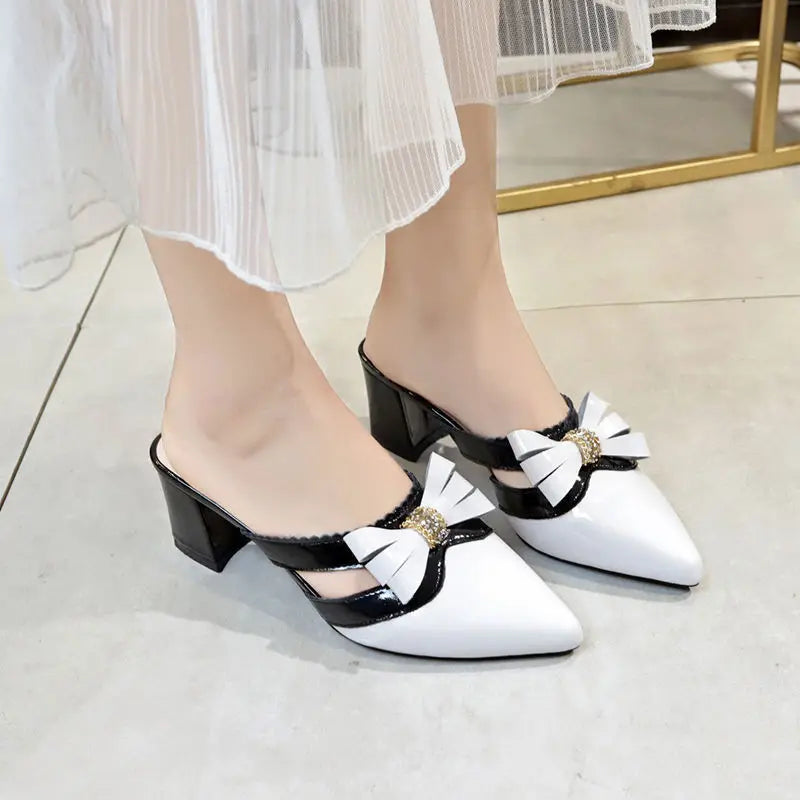 Pantofole da donna e sandali da donna Gioielli Estate 2025 Ciabatte con cristalli Scarpe a punta Ciabatte con tacco nero Rhenstone con fiocco Y