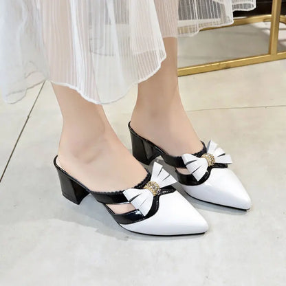 Pantofole da donna e sandali da donna Gioielli Estate 2025 Ciabatte con cristalli Scarpe a punta Ciabatte con tacco nero Rhenstone con fiocco Y