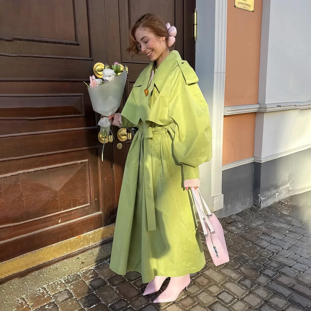 Elegante giacca a vento lunga con risvolto pieghettato verde da donna manica lunga con scollo a V cintura con lacci giacca ampia Lady High Street capispalla quotidiano