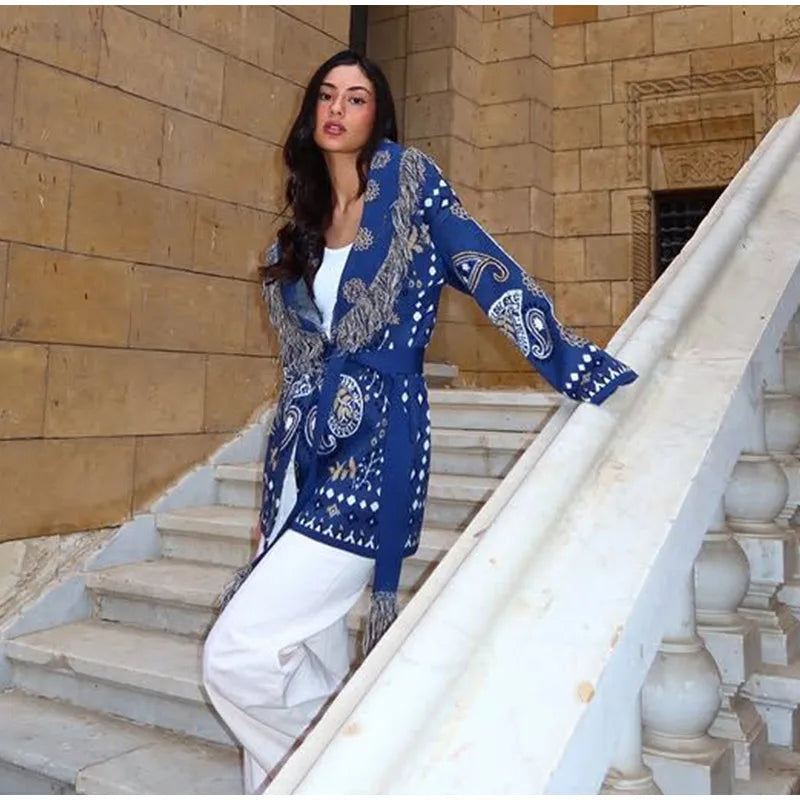 Cardigan da donna in maglia con stampa zebrata e frange, modello ampio con scollo a V, maniche lunghe, cintura, maglione caldo e spesso, collezione autunno 2026.