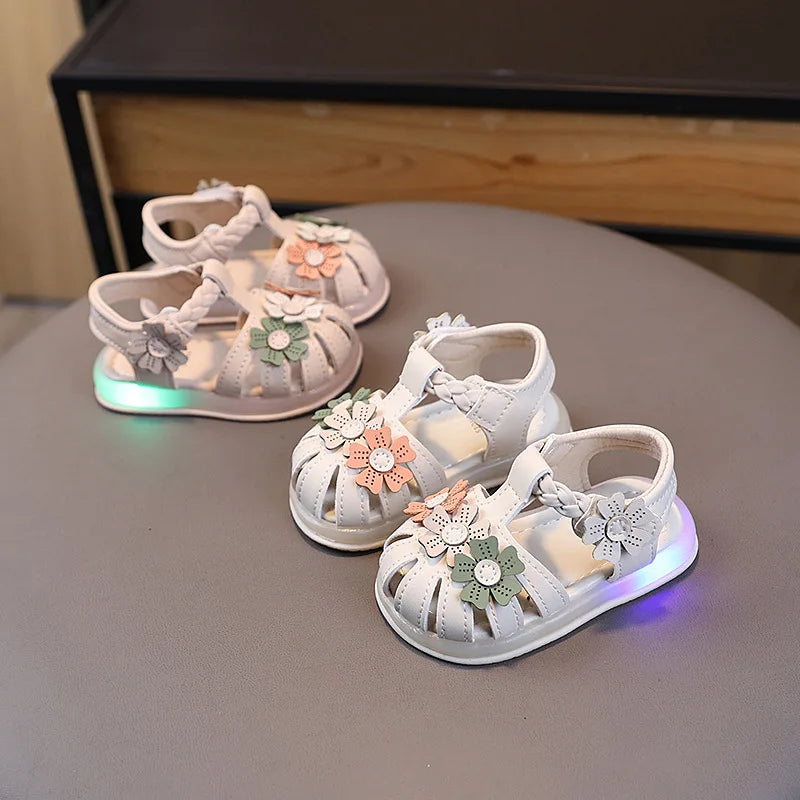 Leichte LED-Kinderschuhe in neuer Mode für den Sommer – schlichte und vielseitige Retro-Mädchenschuhe – elegante und leichte Prinzessinnen-Blumen-Kindersandalen