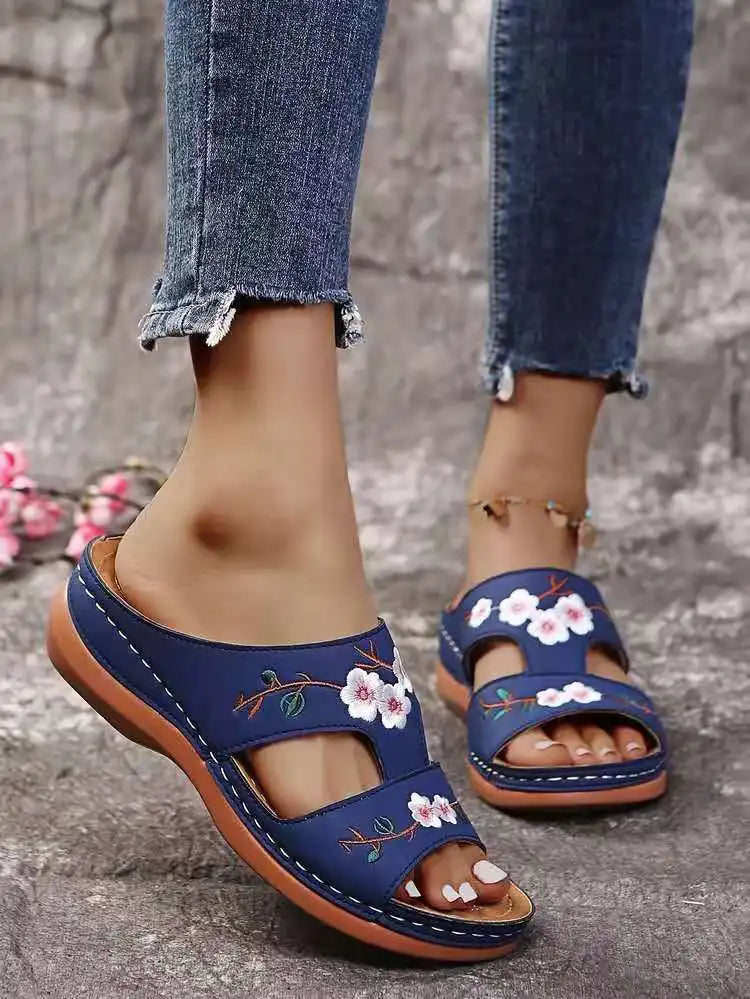 Ciabatte estive da spiaggia alla moda per l'uso all'aperto, sandali piatti con decorazioni floreali in stile vacanza.