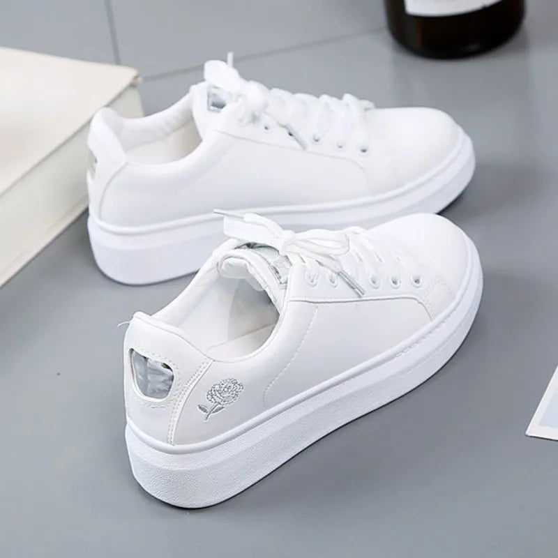 2025 Primavera ed estate Nuove scarpe da donna Scarpe casual stile sportivo ventilato in pelle Scarpe da tavolo Piccole scarpe bianche INS Low Top