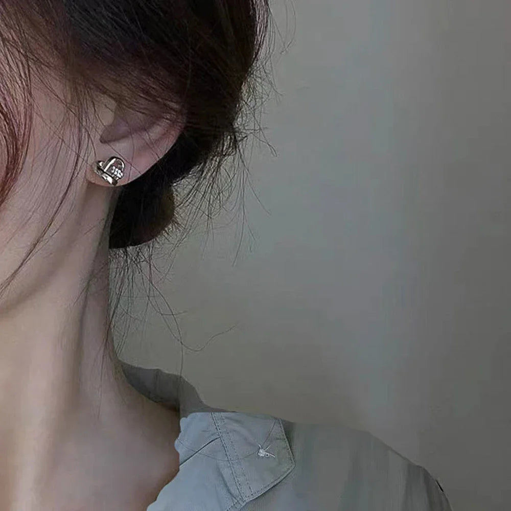 Huitan Eternity Love Orecchini Ear Stud Piercing Colore argento/Colore oro Orecchini a forma di cuore per le donne Gioielli da sposa chic