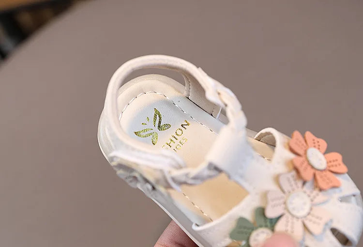 Leichte LED-Kinderschuhe in neuer Mode für den Sommer – schlichte und vielseitige Retro-Mädchenschuhe – elegante und leichte Prinzessinnen-Blumen-Kindersandalen