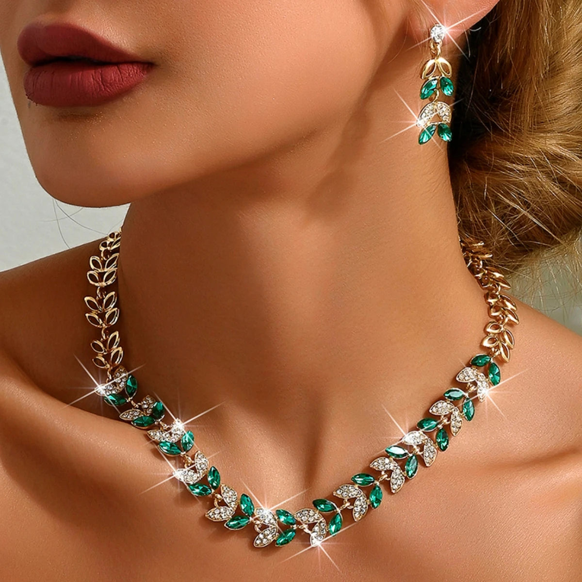 Boucles d'oreilles, colliers, parures de bijoux, mariages, fêtes et cadeaux de vacances en forme de feuilles à la mode pour femmes pour un usage quotidien.