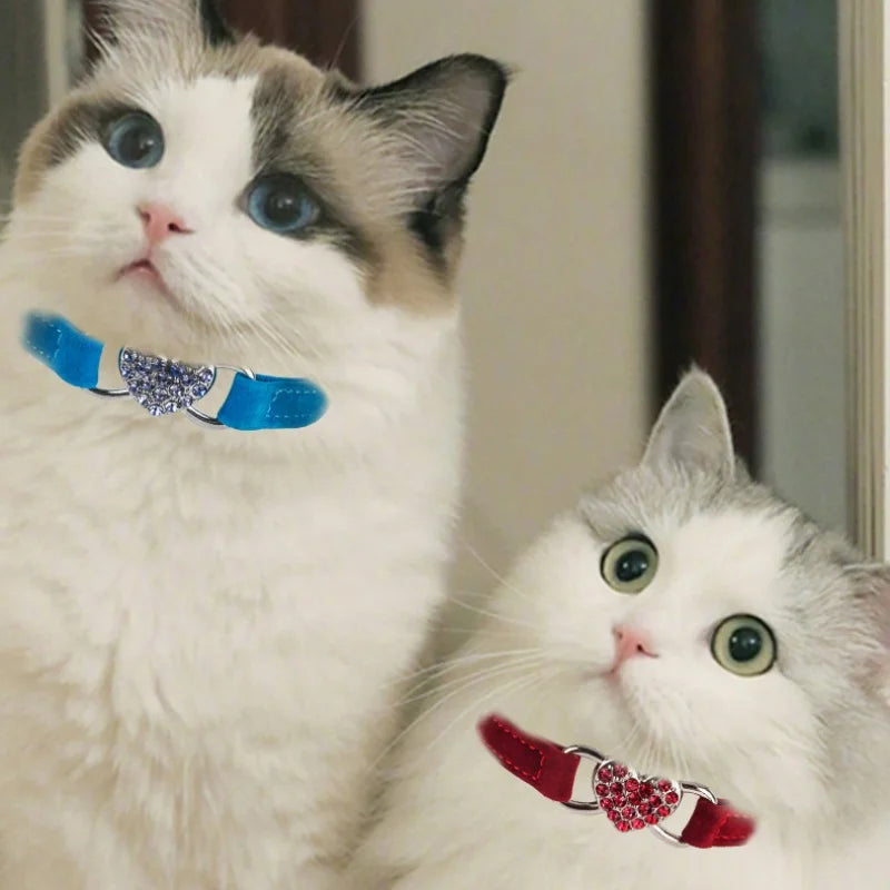Collare per gatti a forma di cuore con campanello, elastico e regolabile, in morbido velluto con cristalli, per gattini e cuccioli, accessori per animali domestici