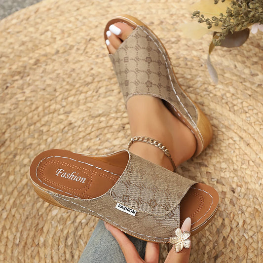 Sandales compensées d'été pour femmes 2026, style simple et tendance, imprimées, semelle épaisse, talon moyen léger, chaussures de plage décontractées