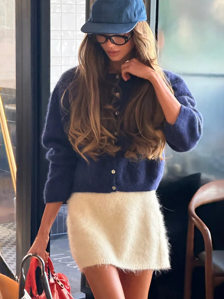 Cardigan in maglia pelosa Tossy a maniche lunghe con bottoni frontali, corto, in mohair, casual, morbido al tatto, a tinta unita, per donna, inverno 2026.