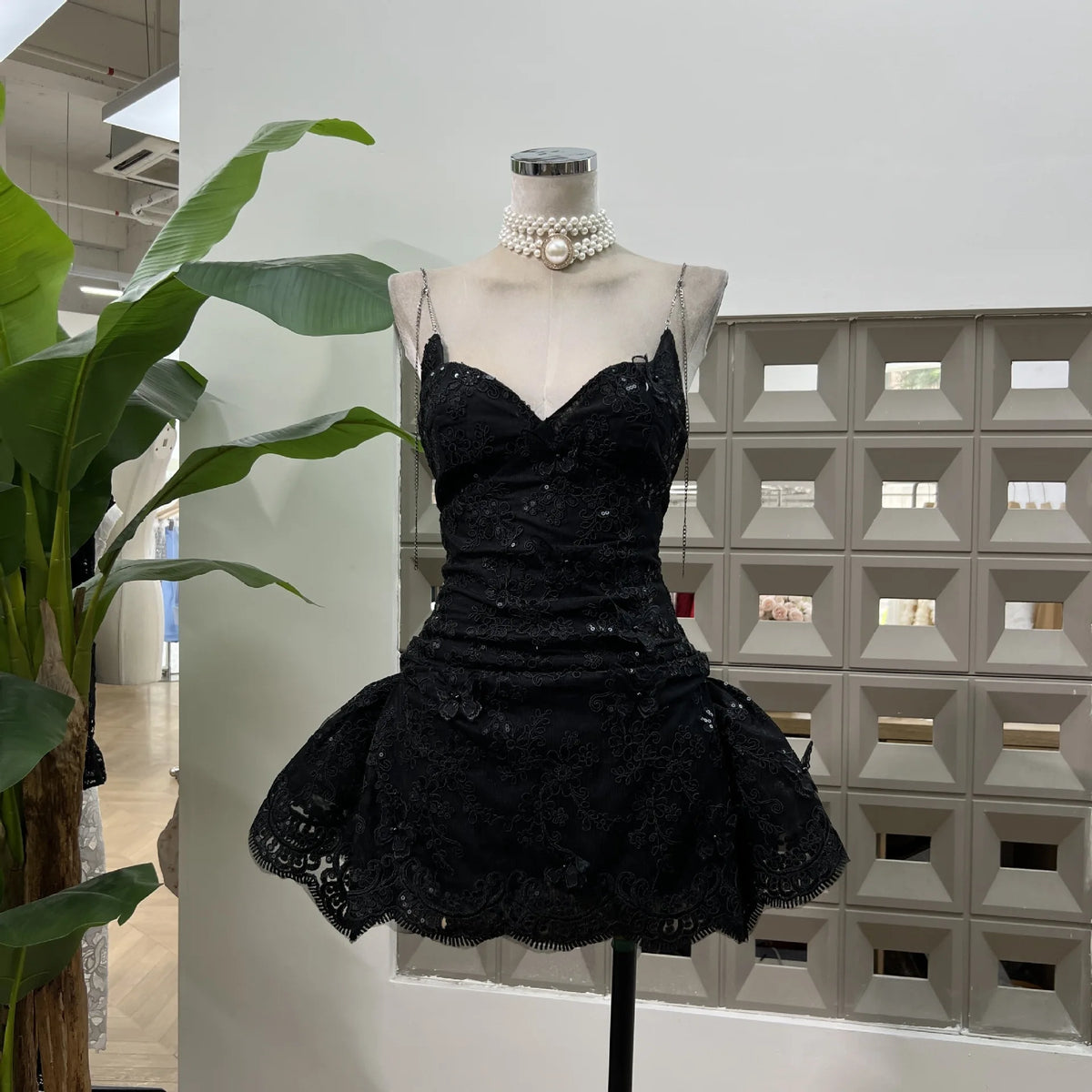 UMI MAO Abito sexy estivo Maglia con giunture Industria pesante Pizzo Catena di metallo Tracolla Abito di nicchia dal taglio basso