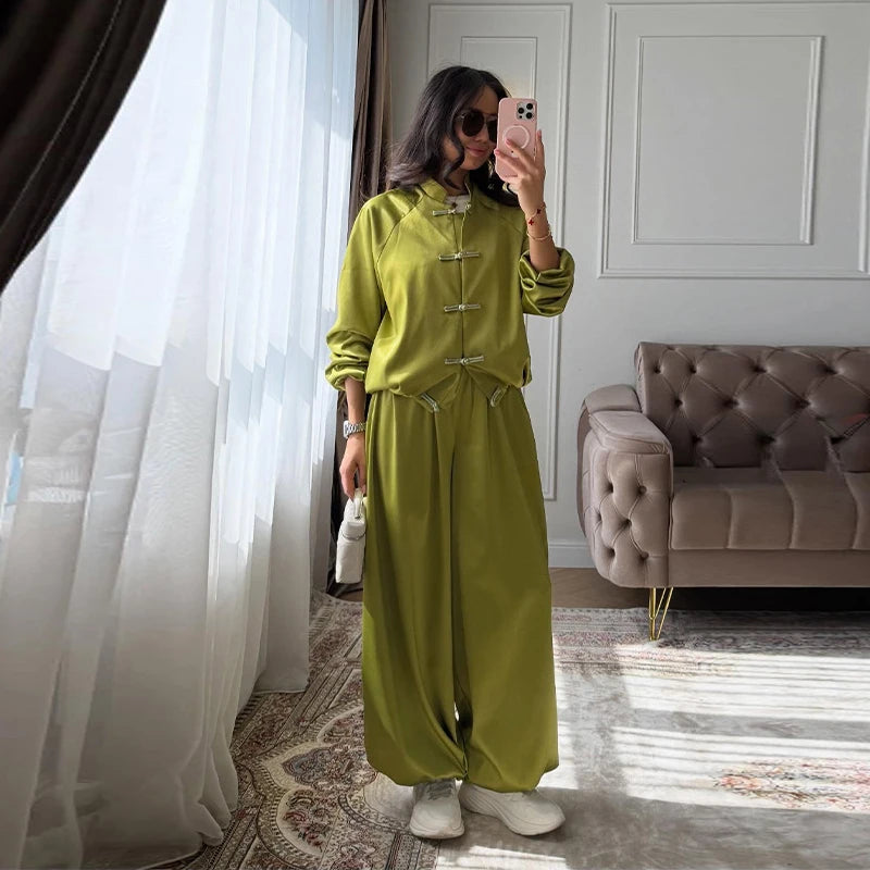 Completo Casual da Donna in Raso con Bottoni a Rana, Giacca a Collo Alto a Maniche Lunghe e Pantaloni a Lanterna Larghi, Moda Autunno 2026