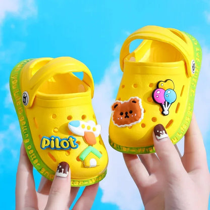Sommerschuhe für Kinder Sandalen Loch Schuhe für Kinder Weiche rutschfeste Hausschuhe Cartoon-Design Loch Schuhe für Kinder Strandsand für Jungen Mädchen