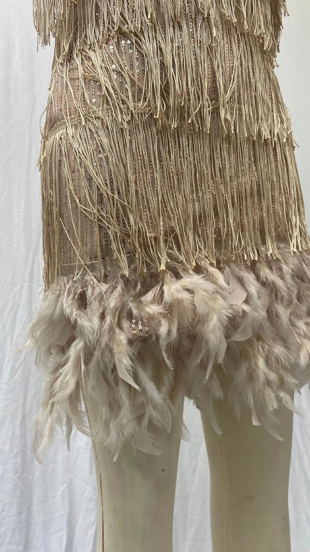 Abito estivo elegante con nappe e paillettes Abito da donna sexy sottile senza maniche con scollo a V a vita alta con bretelle e cuciture in piume