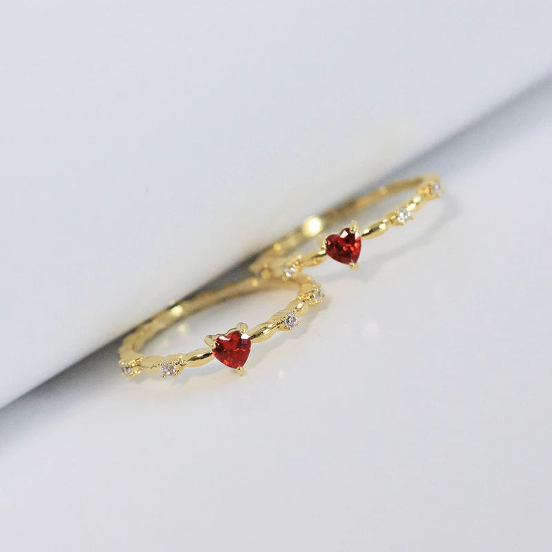 Huitan Squisito Rosso Amore CZ Proposta di Fidanzamento Anelli per Le Donne Fascia Sottile Estetica Gioielli di Moda Femminile Fantasia Regalo di Compleanno