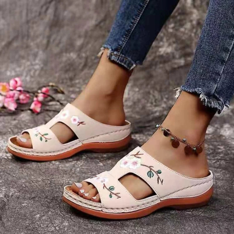 Ciabatte estive da spiaggia alla moda per l'uso all'aperto, sandali piatti con decorazioni floreali in stile vacanza.