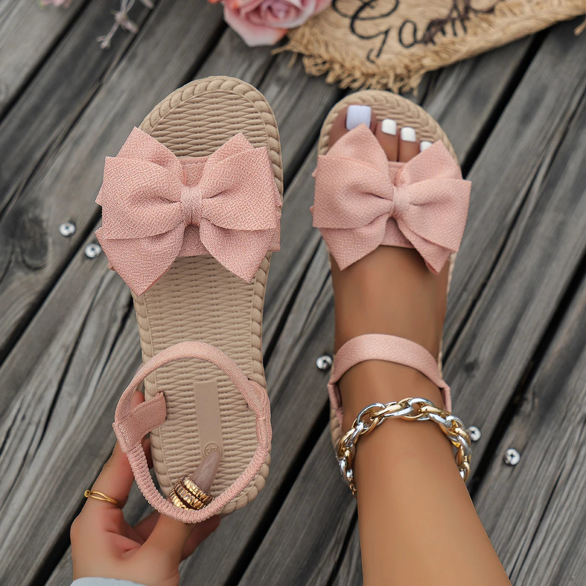 Sandali da donna 2025 Nuovi sandali leggeri estivi Pantofole casual da spiaggia alla moda Papillon da esterno Scarpe basse Scivoli da casa da donna