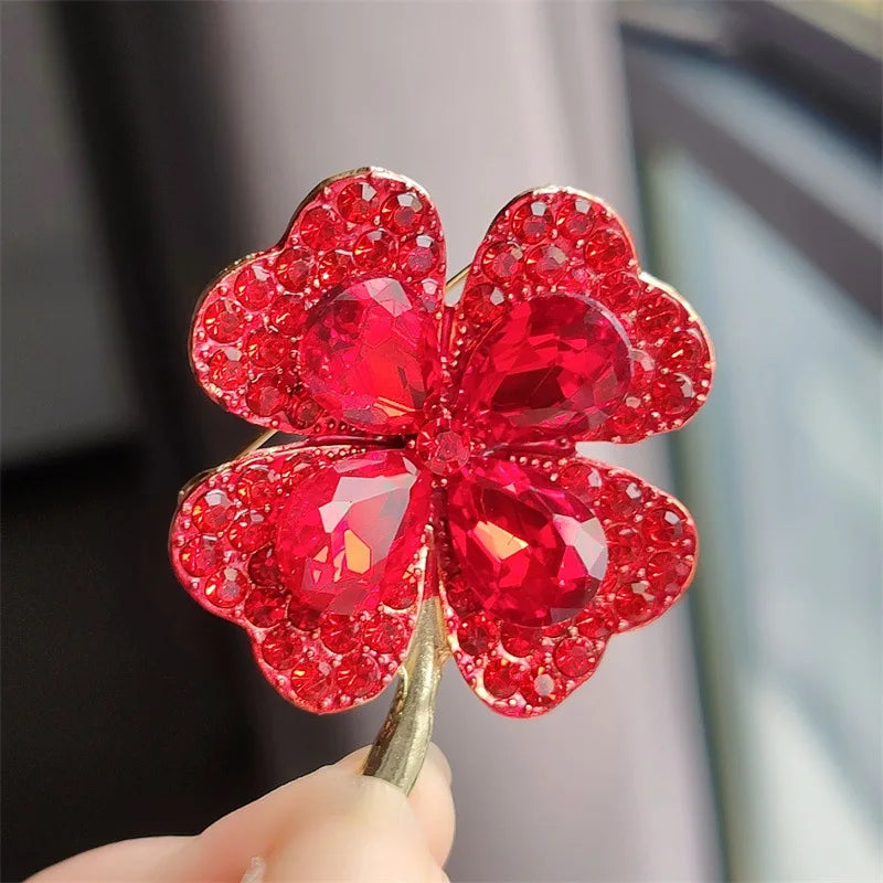 Verde Rosso Cristallo Strass Quadrifoglio Fiore Spille Spille Spille Gioielli Accessori di abbigliamento Spilla per le donne 2024
