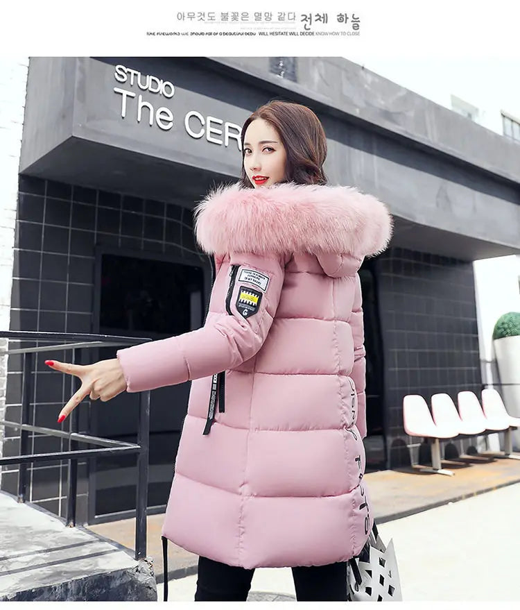 Parka Invernale da Donna con Cappuccio e Collo in Pelliccia, Giacca Lunga Elegante con Zip e Patch con Lettere, Calda e Spessa, Capospalla Femminile per la Neve