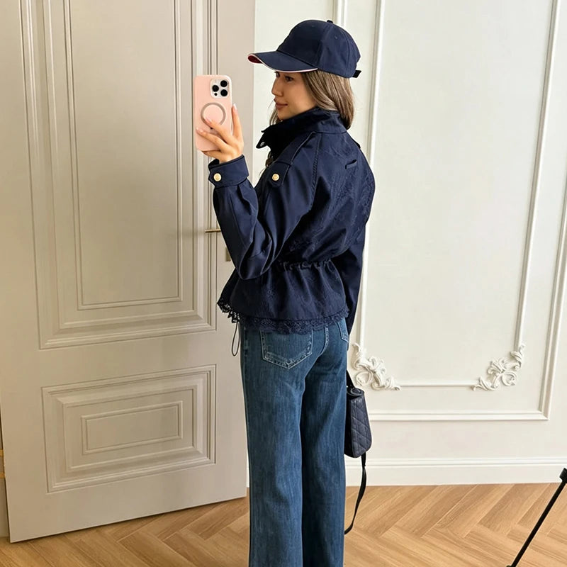 Giacca corta da donna con orlo in pizzo, colletto alto, spalline, chiusura a bottoni, vita regolabile con coulisse, giacca antivento da donna.