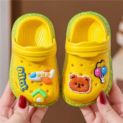 Sommerschuhe für Kinder Sandalen Loch Schuhe für Kinder Weiche rutschfeste Hausschuhe Cartoon-Design Loch Schuhe für Kinder Strandsand für Jungen Mädchen