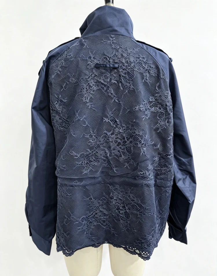 Giacca corta da donna con orlo in pizzo, colletto alto, spalline, chiusura a bottoni, vita regolabile con coulisse, giacca antivento da donna.