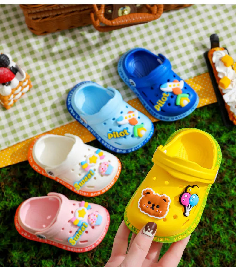 Sommerschuhe für Kinder Sandalen Loch Schuhe für Kinder Weiche rutschfeste Hausschuhe Cartoon-Design Loch Schuhe für Kinder Strandsand für Jungen Mädchen