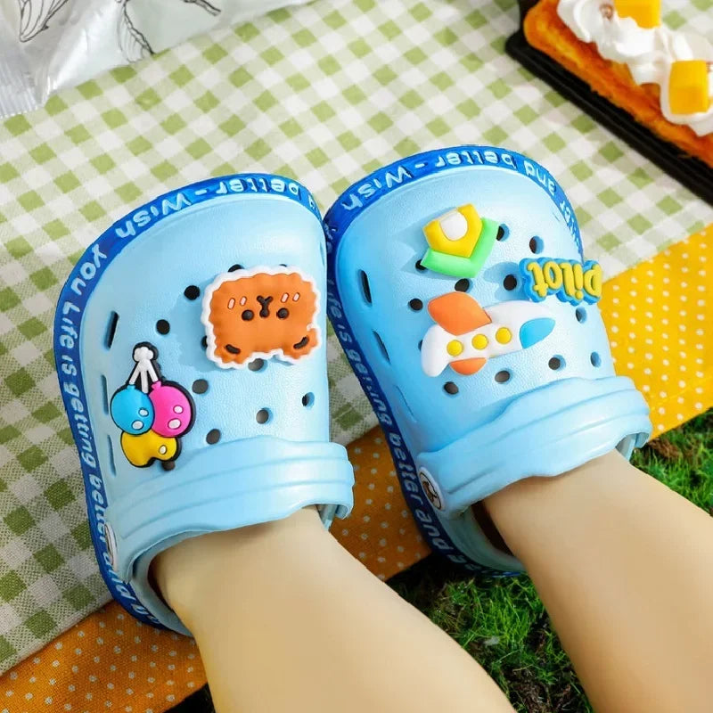 Sommerschuhe für Kinder Sandalen Loch Schuhe für Kinder Weiche rutschfeste Hausschuhe Cartoon-Design Loch Schuhe für Kinder Strandsand für Jungen Mädchen