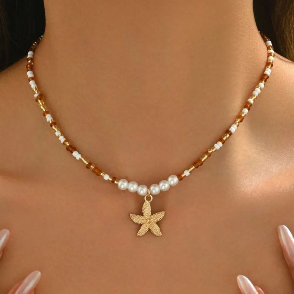 Collana con ciondolo stella marina con perline di riso bohémien per donna, fatta a mano, perla d'imitazione, girocollo con perline colorate, gioielli da spiaggia estiva