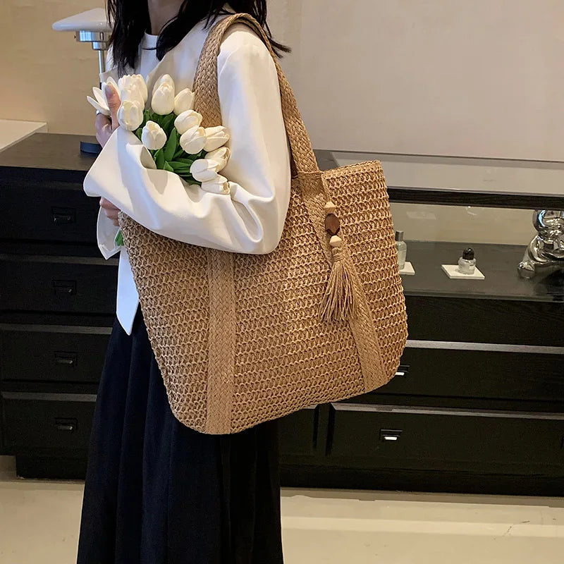 Borsa a tracolla tessuta estiva borsa da spiaggia da donna borsa da viaggio con nappe da viaggio in paglia lavorata a maglia fatta a mano di grande capacità