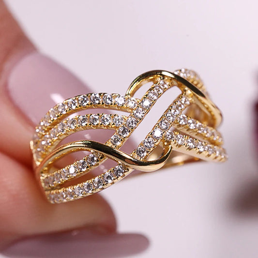 Huitan Hot Trendy Croce Anelli Donne Fedi nuziali Accessori con abbagliante CZ Twist Moda moderna Gioielli femminili Trasporto di goccia