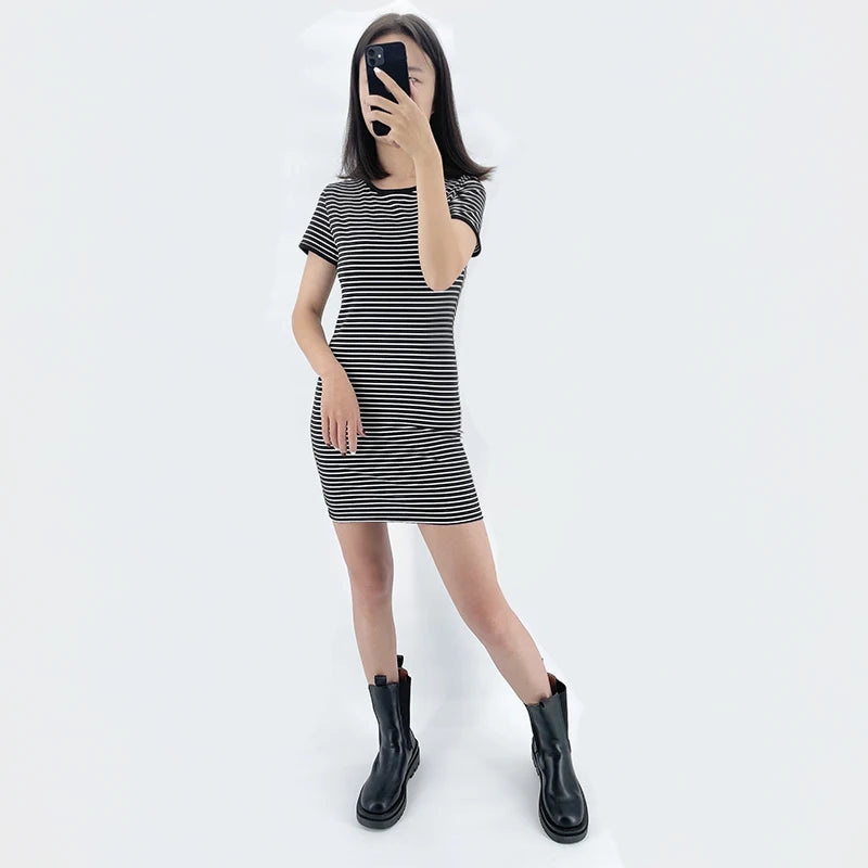 Abito estivo a maniche corte con scollo tondo abbastanza stock Abiti a righe bianche e nere Abito casual elegante tubino sottile