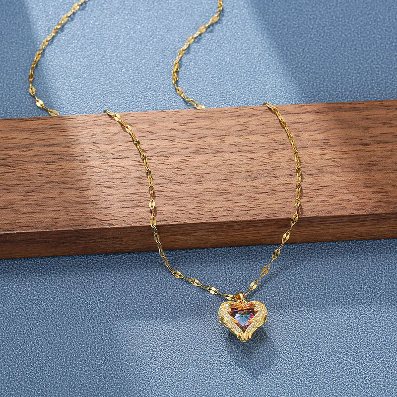 Collana con ciondolo a forma di cuore in cristallo colorato di lusso superiore per le donne Gioielli alla moda in acciaio inossidabile 316L Catena da collo da sposa femminile