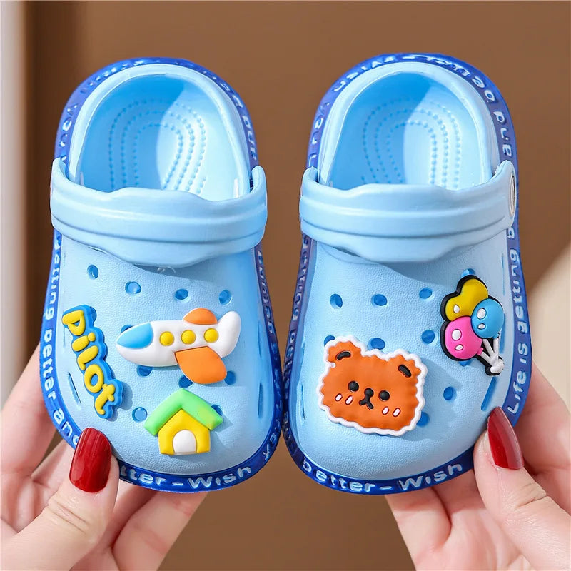 Sommerschuhe für Kinder Sandalen Loch Schuhe für Kinder Weiche rutschfeste Hausschuhe Cartoon-Design Loch Schuhe für Kinder Strandsand für Jungen Mädchen