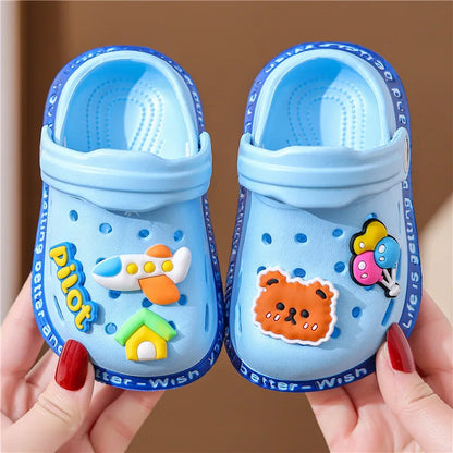 Sommerschuhe für Kinder Sandalen Loch Schuhe für Kinder Weiche rutschfeste Hausschuhe Cartoon-Design Loch Schuhe für Kinder Strandsand für Jungen Mädchen
