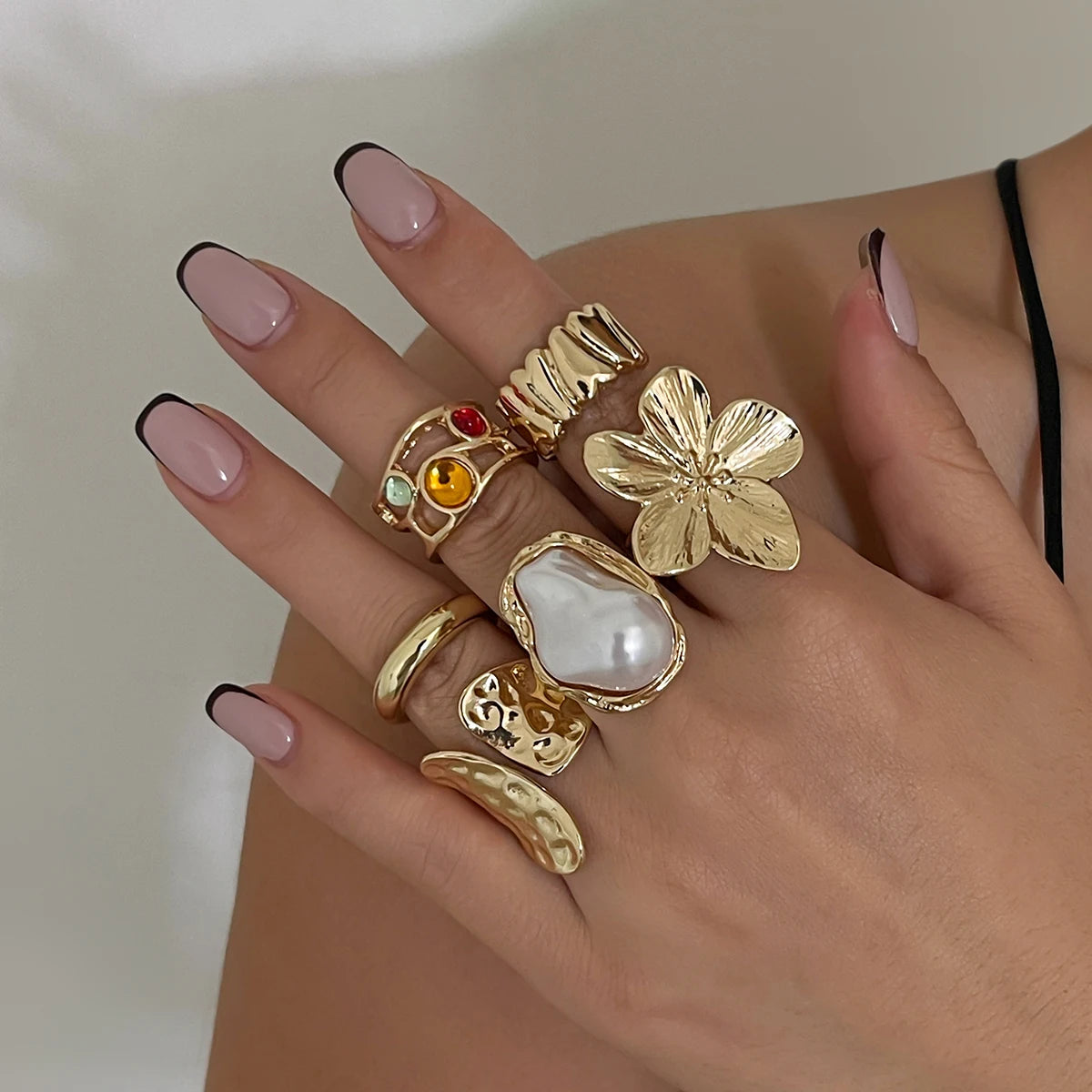 Ingemark 2025 Anello barocco con perla imitazione per donna Anelli aperti eleganti con accessori esagerati per gioielli con design floreale in metallo