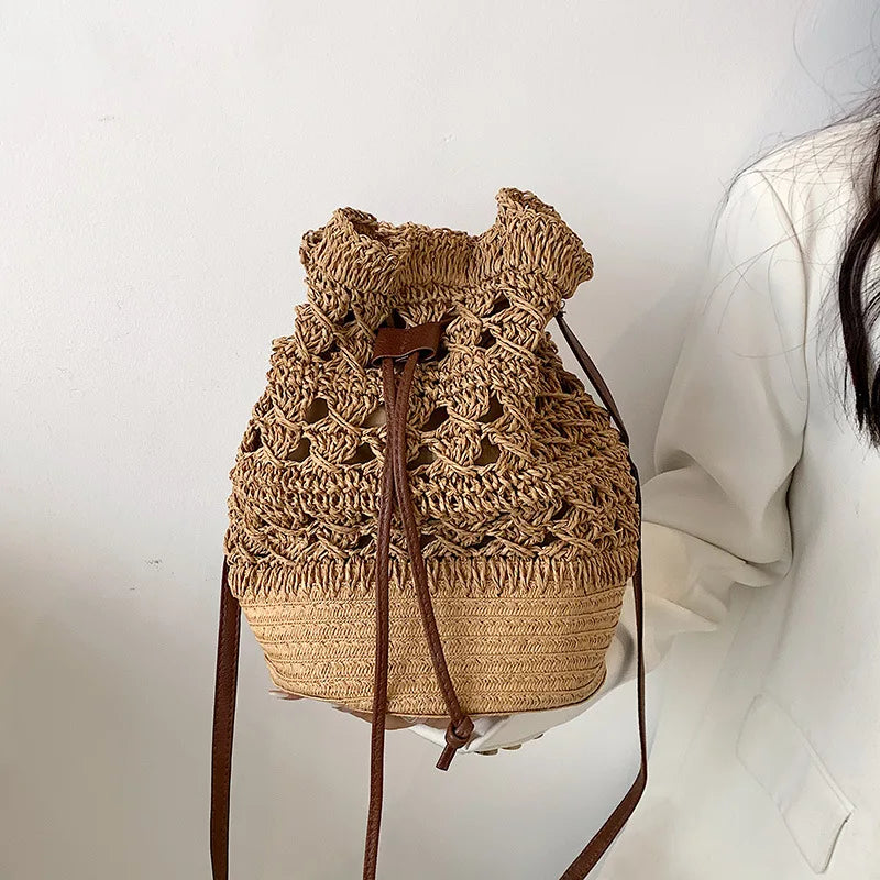 Borsa a tracolla da spiaggia in paglia estiva da donna fatta a mano borsa a tracolla con coulisse cava intrecciata borsa da viaggio con Design femminile di moda lavorata a maglia