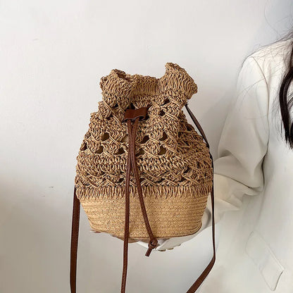 Borsa a tracolla da spiaggia in paglia estiva da donna fatta a mano borsa a tracolla con coulisse cava intrecciata borsa da viaggio con Design femminile di moda lavorata a maglia