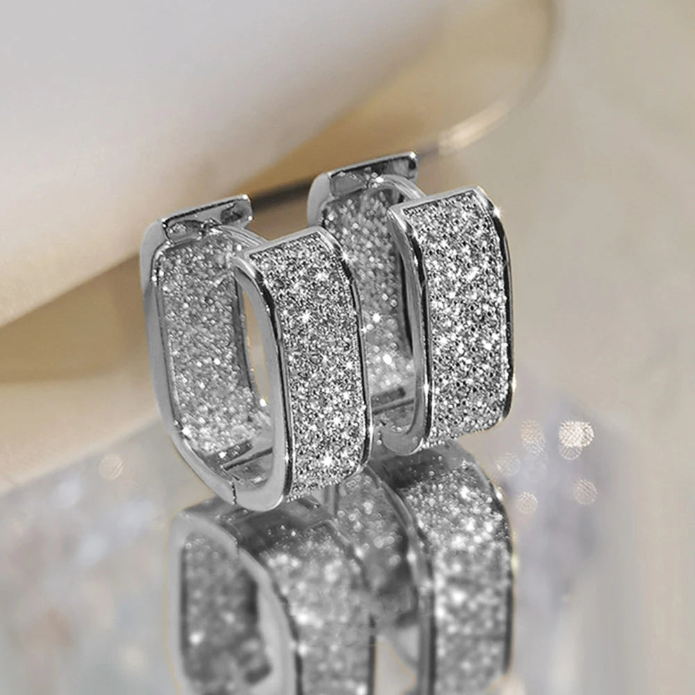 Huitan Orecchini a cerchio CZ pavimentati alla moda coreana per le donne Orecchini per ragazze semplici e versatili in metallo color argento/oro Gioielli caldi
