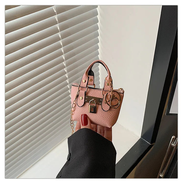 Borsa quadrata piccola da ragazza a tracolla per l'estate 2025, i nuovi bambini classici che portano una borsa a tracolla monospalla. portachiavi portafoglio