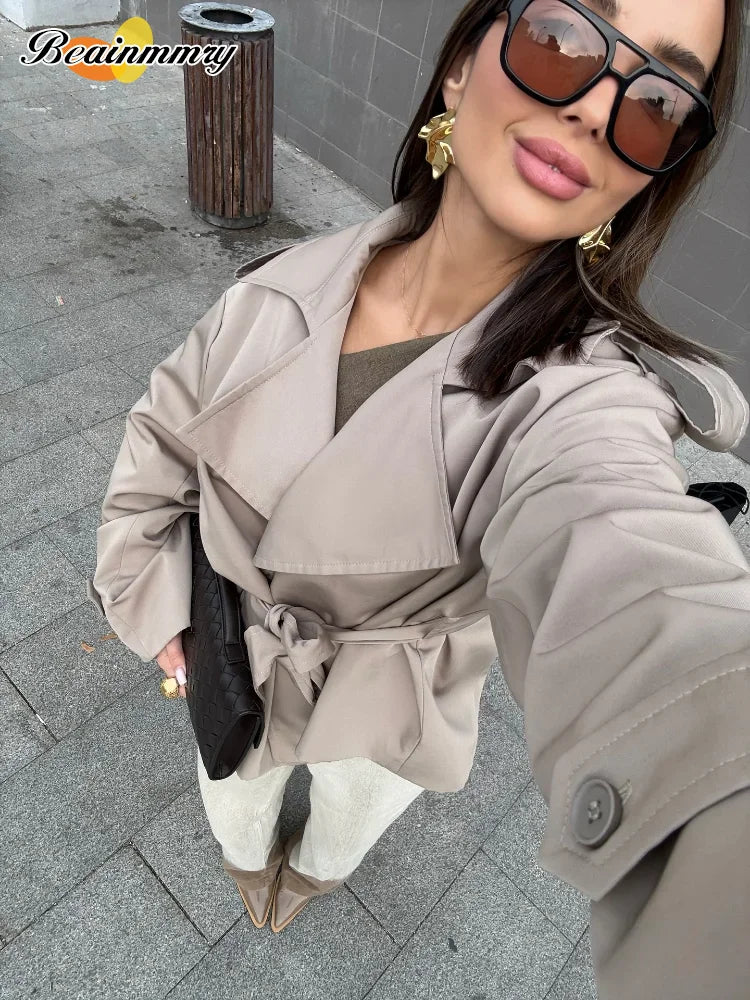 Trench con lacci con risvolto solido per le donne Moda maniche lunghe spalla larga cappotto corto allentato 2025 Nuovo autunno pendolari Outwear