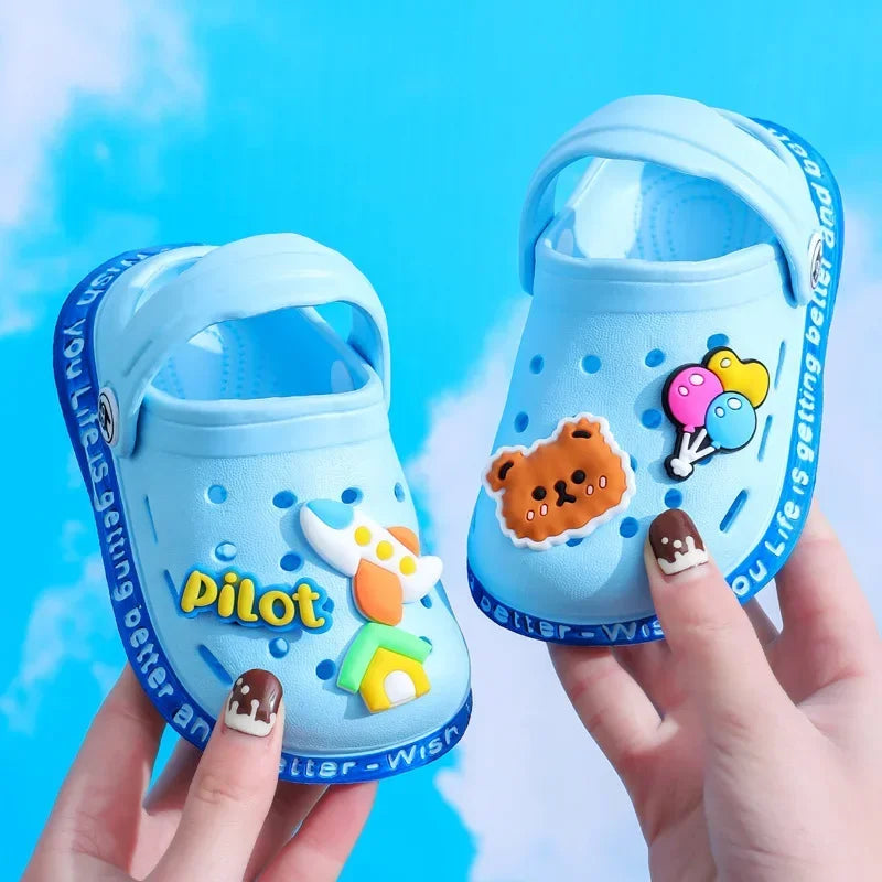 Sommerschuhe für Kinder Sandalen Loch Schuhe für Kinder Weiche rutschfeste Hausschuhe Cartoon-Design Loch Schuhe für Kinder Strandsand für Jungen Mädchen