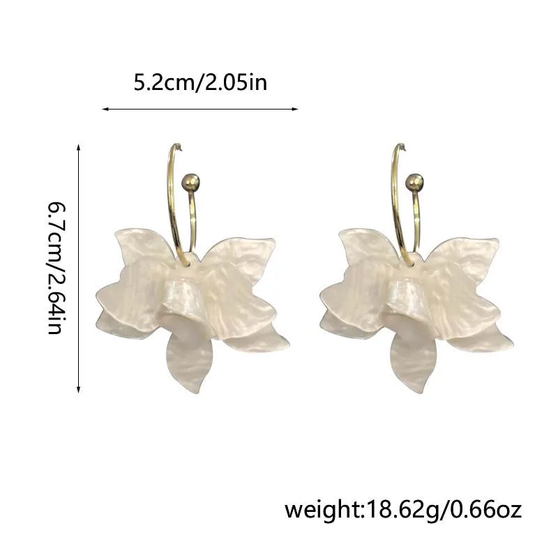 Cerchio di fiori in resina bianca Nuovi orecchini per le donne Temperamento di moda Gancio per l'orecchio Temperamento artistico Gioielli Fairycore di lusso leggeri