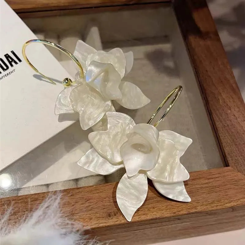 Cerchio di fiori in resina bianca Nuovi orecchini per le donne Temperamento di moda Gancio per l'orecchio Temperamento artistico Gioielli Fairycore di lusso leggeri