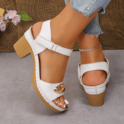 Sandales mode femme 2025 Été Nouveau talon épais Décontracté Rétro Extérieur Plage Tendance Escarpins Sandales à bout ouvert élégantes
