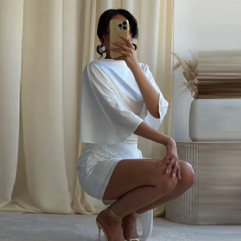 Elegante Mini Abito Bianco di Tendenza con Maniche a Pipistrello, Paillettes, Patchwork, Vita Arricciata e Laccetti, Vestito Aderente da Sera per Feste da Donna
