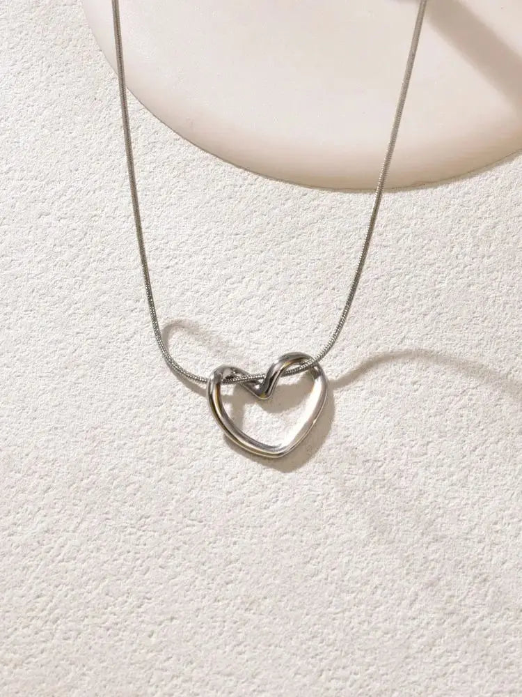 Collana da donna a cuore cavo in acciaio al titanio L40 con un design leggero e lussuoso, pendente a cuore, temperamento, catena alla clavicola