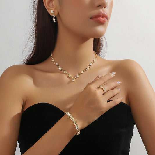 Ensemble de bijoux - Parure féminine haut de gamme de quatre pièces : Accessoires de bracelet, collier, boucles d'oreilles, chaîne de main, bague, accessoires vestimentaires