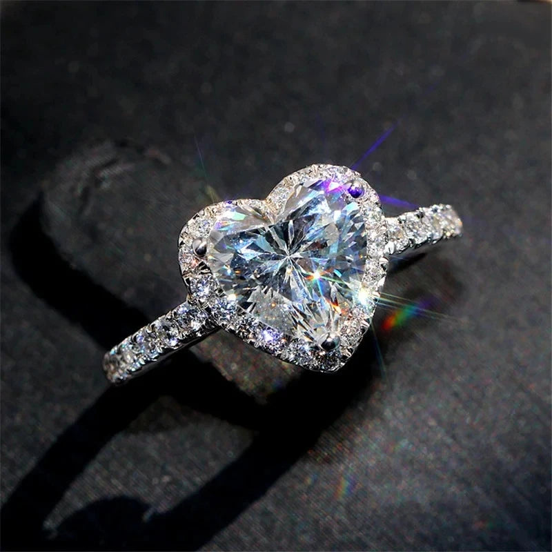 Anello a forma di cuore color argento di lusso per le donne Squisita moda in metallo intarsiato con pietre di zircone bianco Anello nuziale Gioielli di fidanzamento