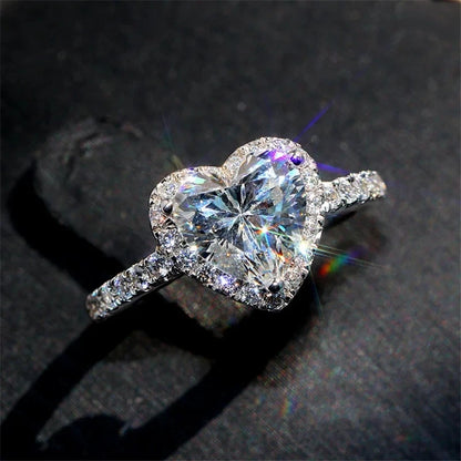 Anello a forma di cuore color argento di lusso per le donne Squisita moda in metallo intarsiato con pietre di zircone bianco Anello nuziale Gioielli di fidanzamento